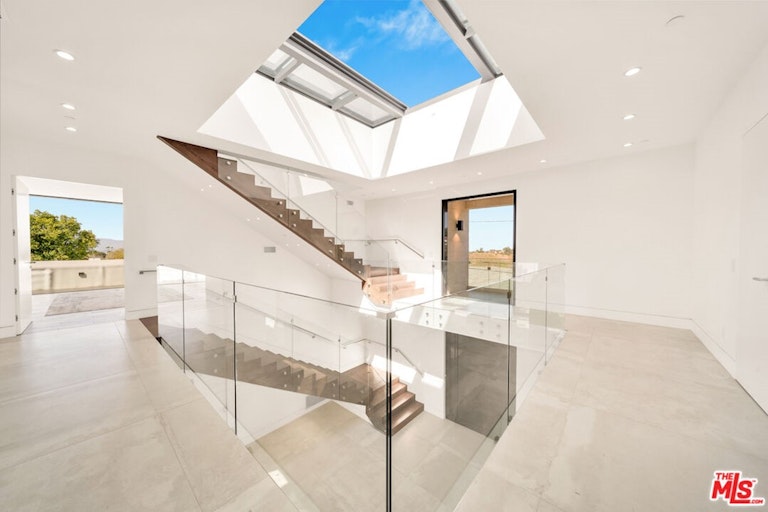 Photo 6 of 25 - 3911 Cody Rd, Sherman Oaks, CA 91403