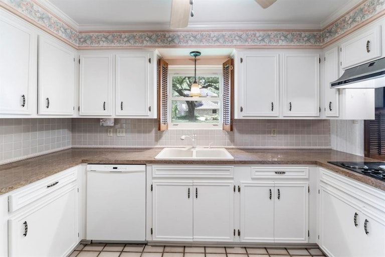 Photo 21 of 50 - 1103 Glouchester Ln, Houston, TX 77073