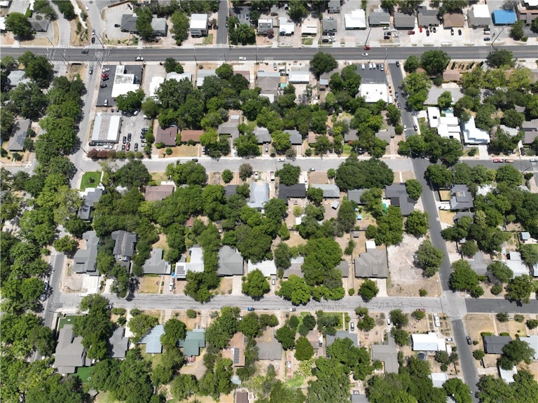Photo 8 of 37 - 1800 Alguno Rd, Austin, TX 78757
