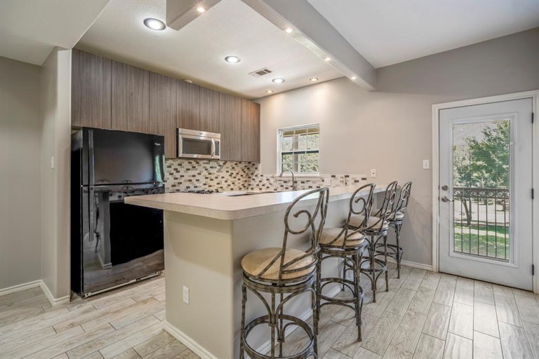 Photo 12 of 31 - 807 Dewalt St, Houston, TX 77088