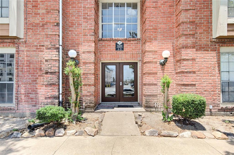 Photo 5 of 37 - 12200 Overbrook Ln #31A, Houston, TX 77077