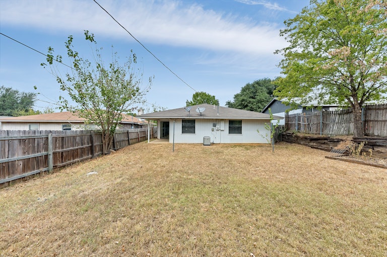 Photo 5 of 20 - 7374 Beckwood Dr, Fort Worth, TX 76112