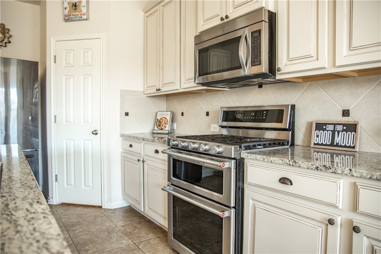 Photo 5 of 39 - 8329 Angelo Loop, Round Rock, TX 78665