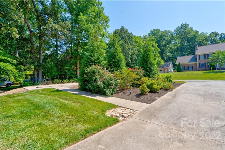 Photo 30 of 32 - 103 Medallion Ct, Gastonia, NC 28056