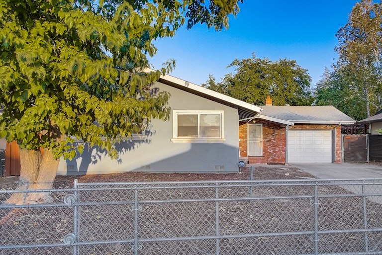 Photo 10 of 32 - 8146 Lichen Dr, Citrus Heights, CA 95621