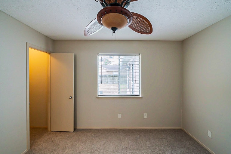 Photo 18 of 32 - 105 Greenshire Dr, League City, TX 77573