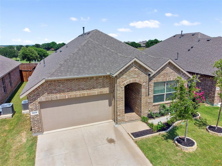 Photo 32 of 40 - 5828 Stream Dr, Fort Worth, TX 76137