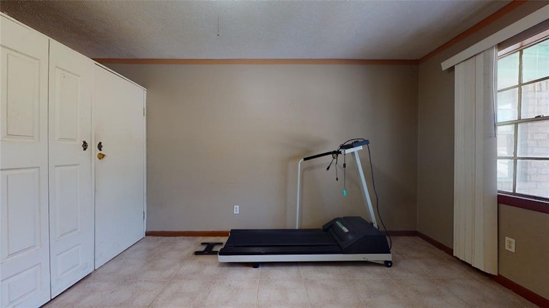 Photo 11 of 48 - 10811 Sagevale Ln, Houston, TX 77089