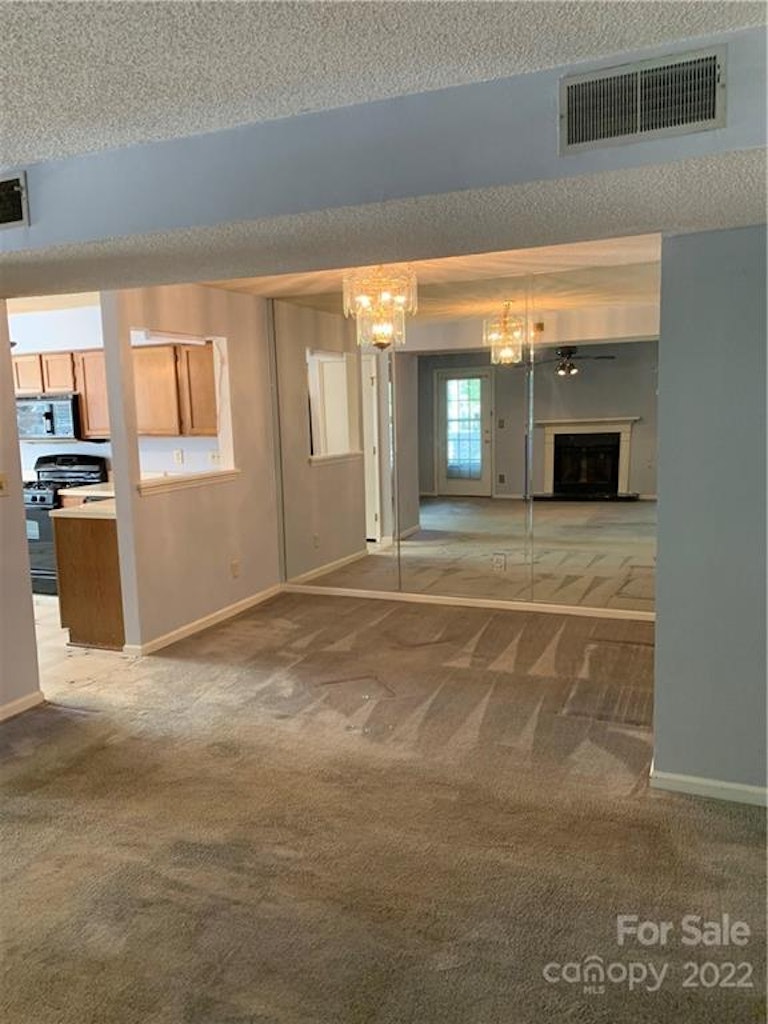 Photo 9 of 32 - 6055 Treetop Ct, Charlotte, NC 28212