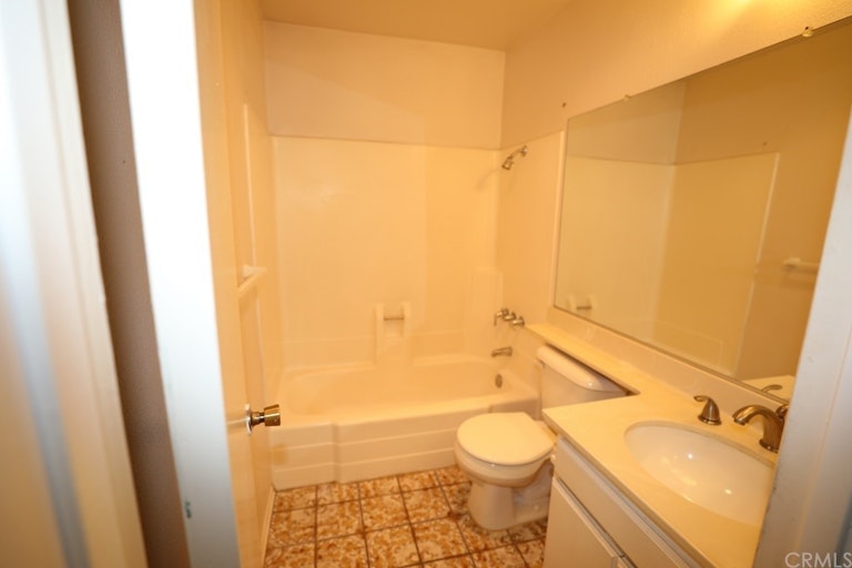 Photo 7 of 18 - 19231 Sherman Way #37, Reseda, CA 91335