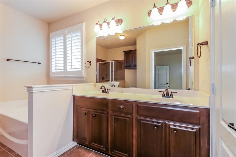 Photo 4 of 25 - 1629 Signature Dr, Weatherford, TX 76087