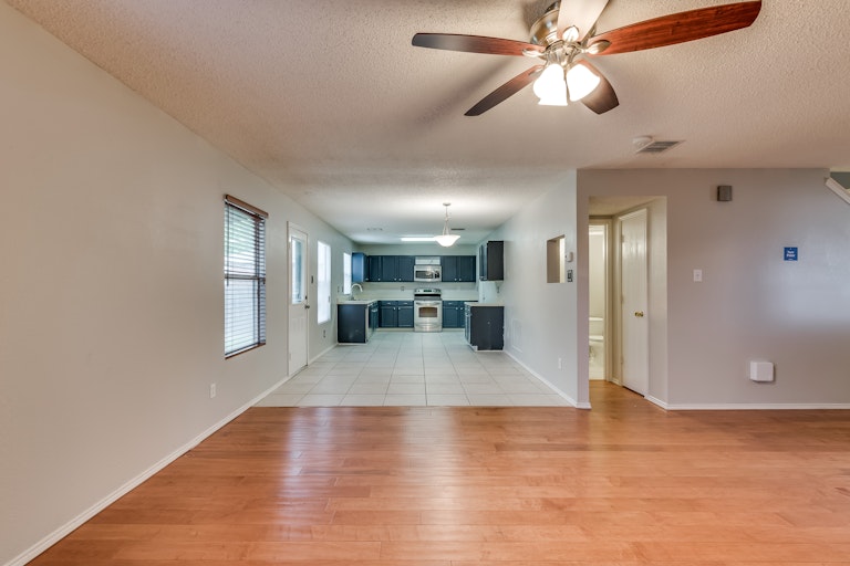 Photo 9 of 31 - 1312 Rambling Brook Trl, Denton, TX 76210