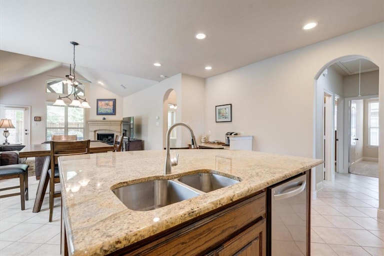 Photo 14 of 40 - 2701 Twinflower Dr, Fort Worth, TX 76244
