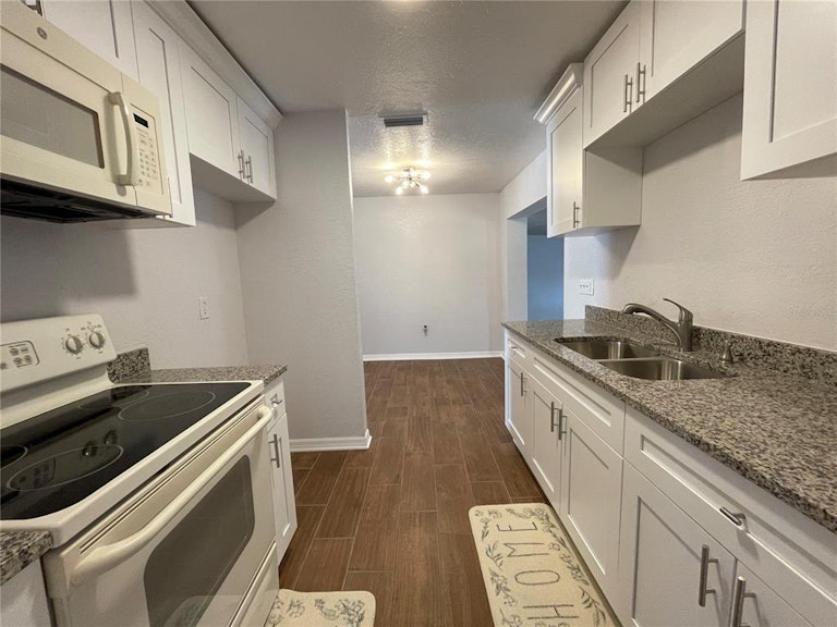Photo 10 of 30 - 1107 31st Street Ct E, Palmetto, FL 34221