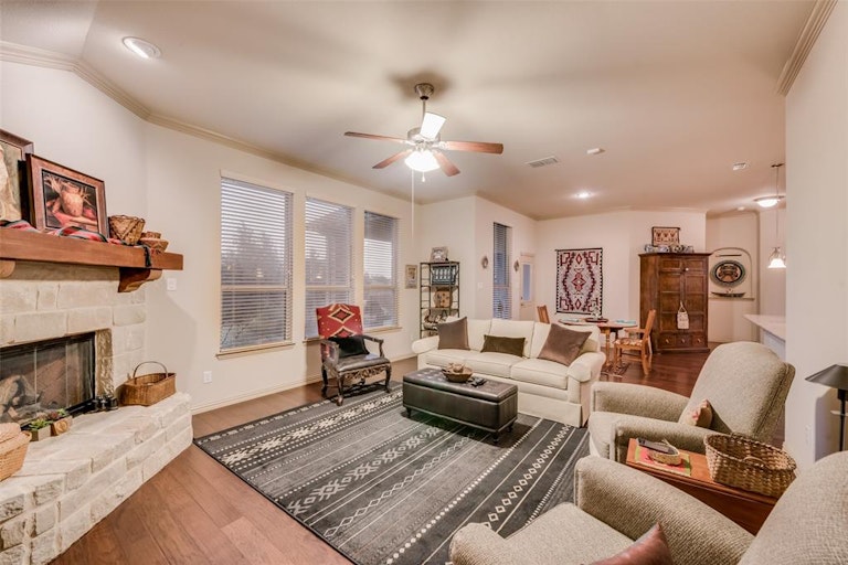 Photo 10 of 38 - 2222 Fallbrooke Dr, Grand Prairie, TX 75050