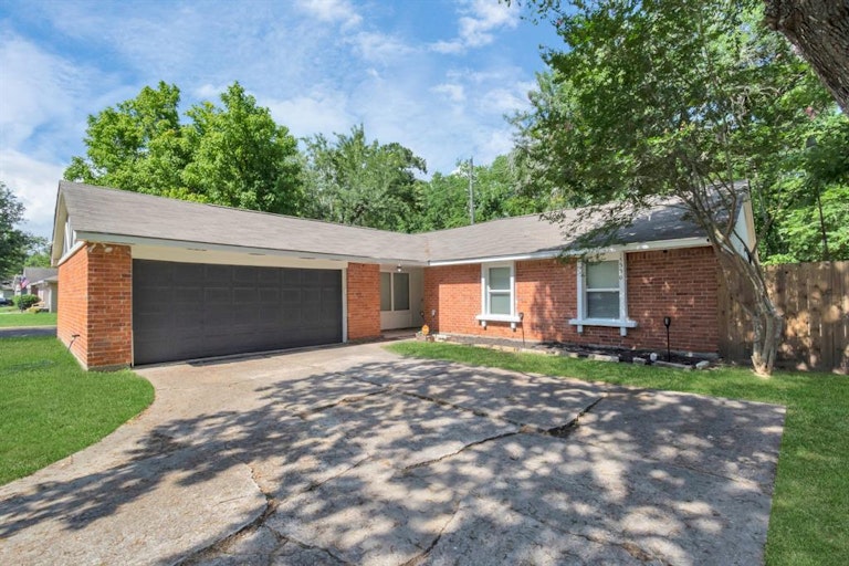 Photo 5 of 28 - 17550 S Compass Rose Cir, Crosby, TX 77532