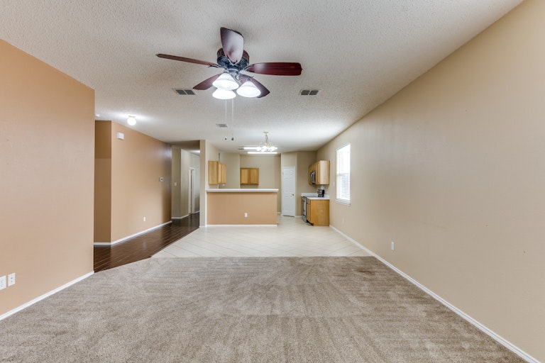 Photo 18 of 31 - 7900 Seven Oaks Ln, Denton, TX 76210