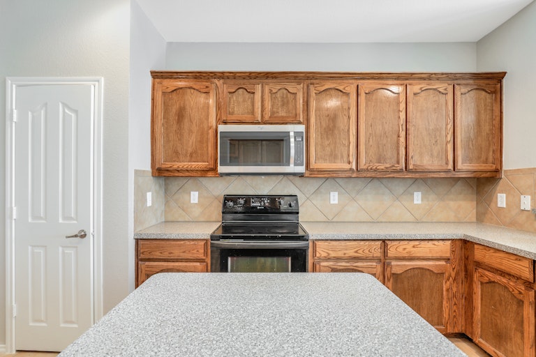 Photo 14 of 26 - 5832 Pearl Oyster Ln, Fort Worth, TX 76179