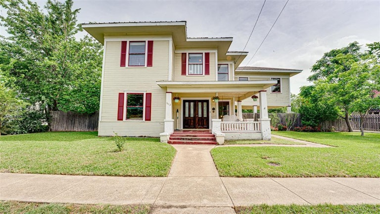 Photo 4 of 40 - 613 E Marvin Ave, Waxahachie, TX 75165