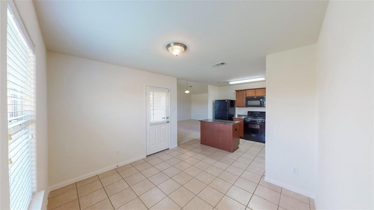 Photo 10 of 29 - 915 Marigold Rd, Baytown, TX 77521