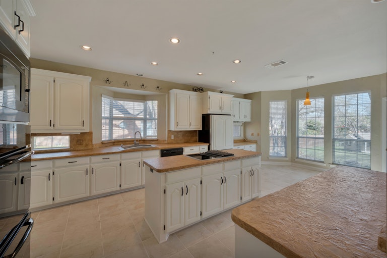 Photo 2 of 38 - 5705 Pleasant Run Rd, Colleyville, TX 76034
