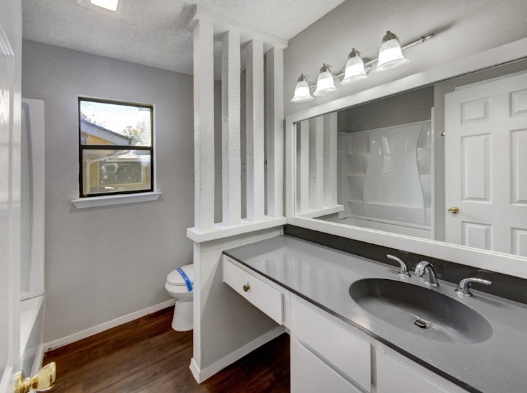 Photo 6 of 27 - 5205 Hedgewood Dr, Austin, TX 78745