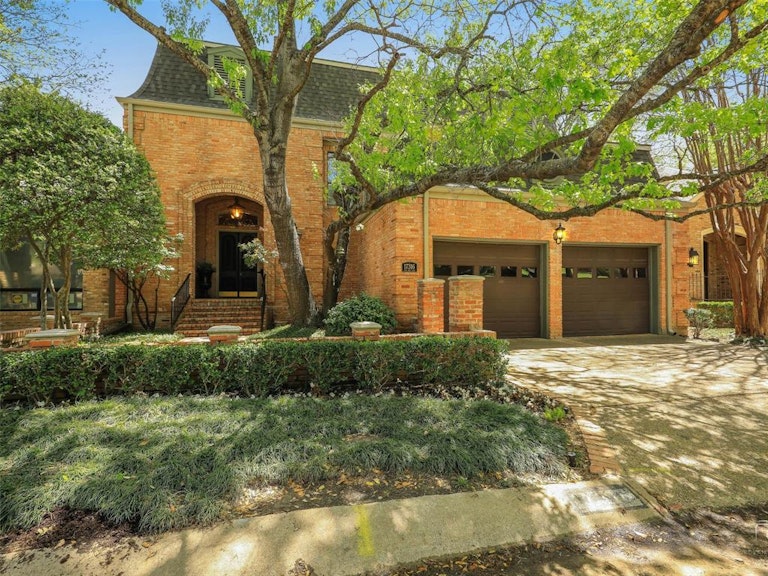 Photo 1 of 31 - 17316 Club Hill Ln, Dallas, TX 75248