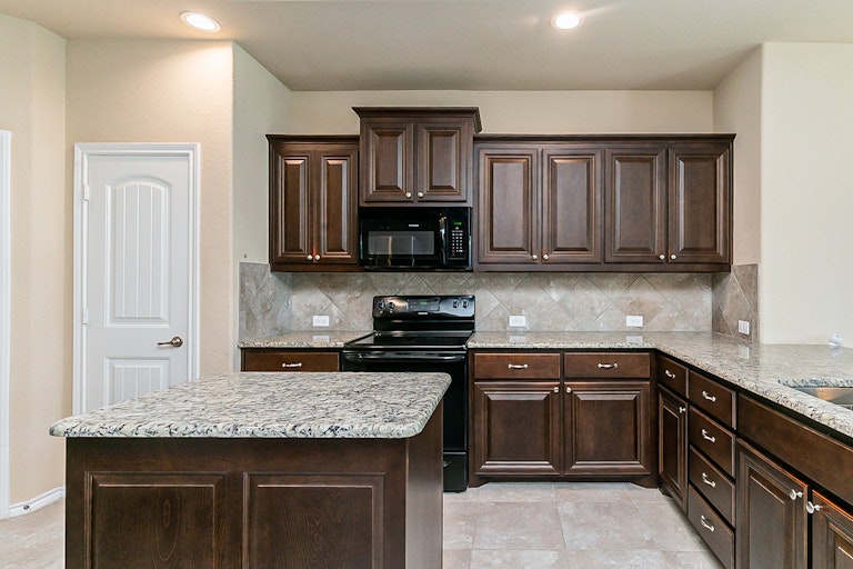 Photo 8 of 23 - 11320 Gold Canyon Dr, Haslet, TX 76052