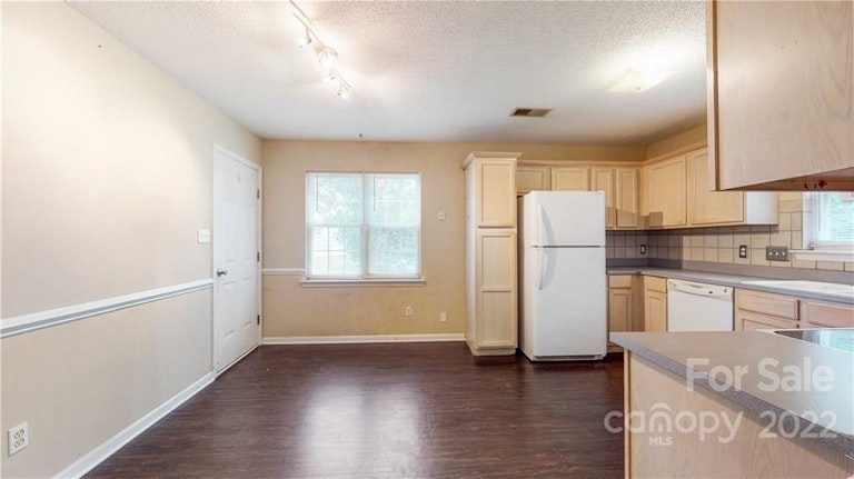 Photo 8 of 32 - 11841 Winter Pine Ln, Charlotte, NC 28269