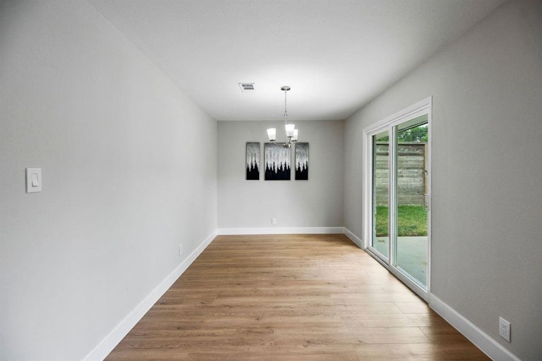 Photo 11 of 25 - 4927 Hialeah Dr, Houston, TX 77092