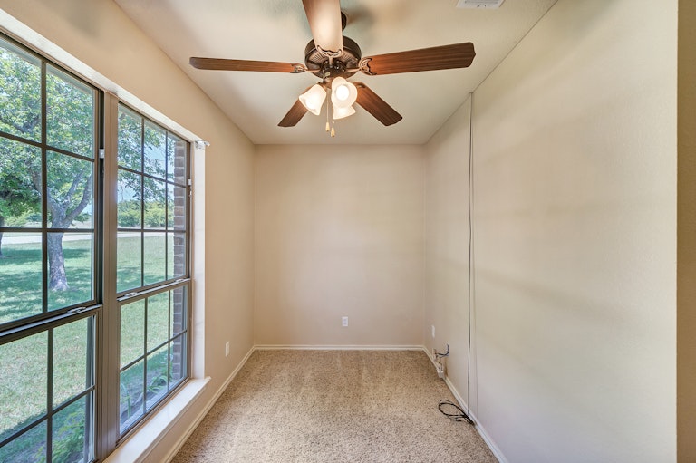 Photo 12 of 24 - 5619 Gebron Ct, Fort Worth, TX 76126