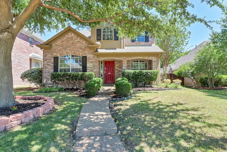Photo 1 of 30 - 510 Truax Dr, Irving, TX 75063