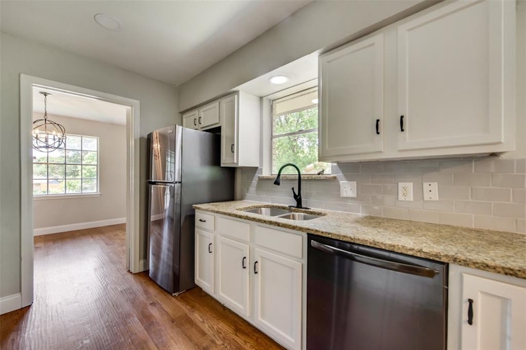 Photo 8 of 18 - 820 Ray Andra Dr, Desoto, TX 75115