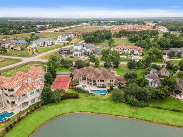 Photo 6 of 41 - 12 Retreat Blvd, Richmond, TX 77469
