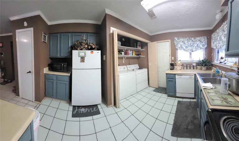 Photo 28 of 38 - 6450 Dellfern Dr, Houston, TX 77035