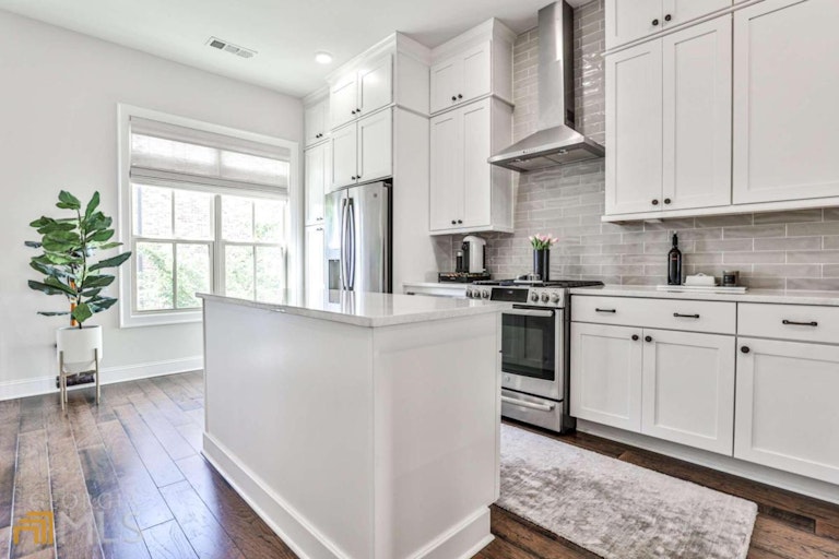 Photo 14 of 42 - 4213 Deming Cir, Atlanta, GA 30342