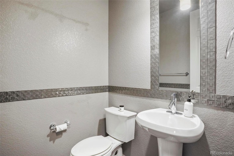 Photo 14 of 40 - 2252 S Loveland St, Denver, CO 80228
