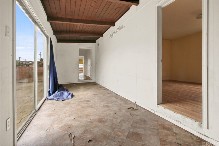 Photo 8 of 18 - 226 E 88th Pl, Los Angeles, CA 90003