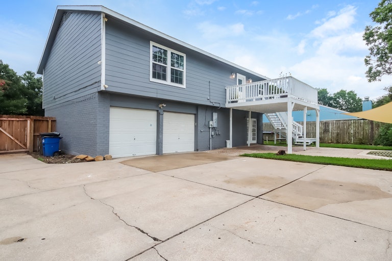 Photo 9 of 27 - 448 Gleneagles Dr, Friendswood, TX 77546