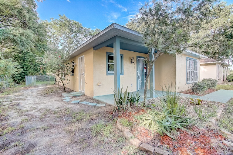 Photo 9 of 28 - 1915 2nd Dr, Sanford, FL 32771