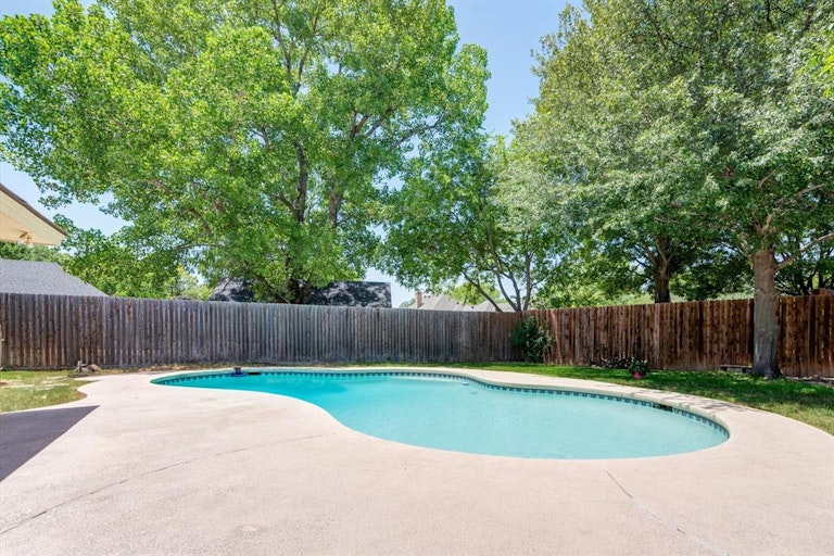 Photo 38 of 40 - 312 Greenbriar Ln, Colleyville, TX 76034