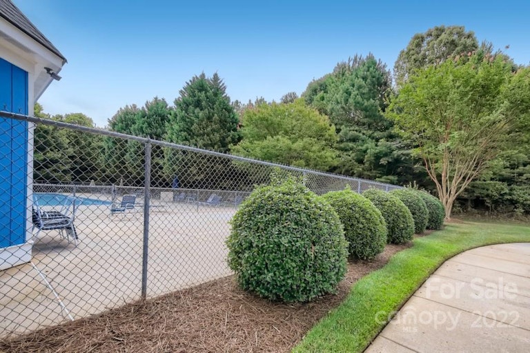 Photo 31 of 33 - 649 Cliffs Inn Cir, Charlotte, NC 28214