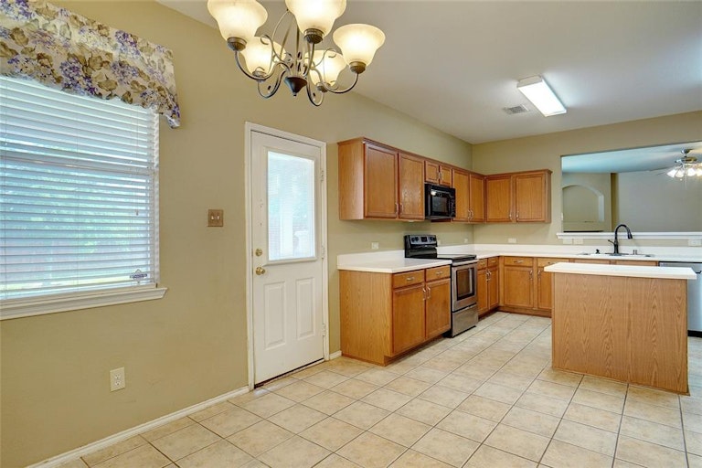 Photo 18 of 34 - 1709 White Dove Ln, Denton, TX 76210