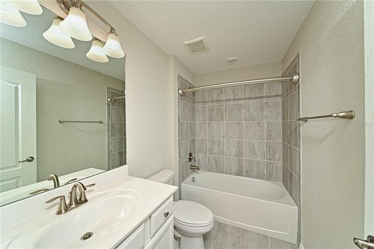 Photo 23 of 53 - 17912 Polo Trl, Bradenton, FL 34211