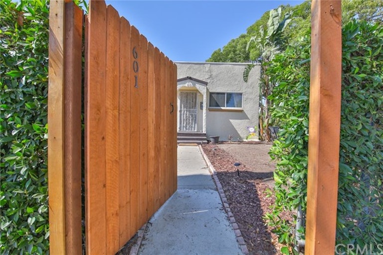 Photo 2 of 31 - 601 W 108th St, Los Angeles, CA 90044