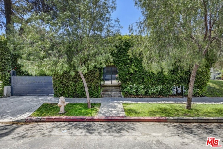 Photo 1 of 49 - 641 N Mariposa Ave, Los Angeles, CA 90004