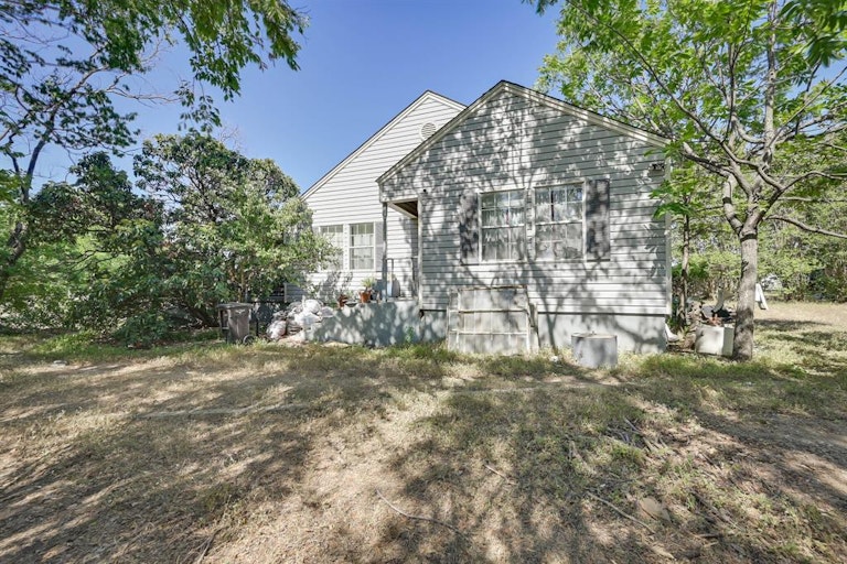 Photo 3 of 31 - 719 Minden St, Fort Worth, TX 76110