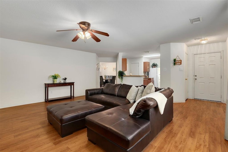Photo 8 of 38 - 21034 Fox Walk Trl, Humble, TX 77338