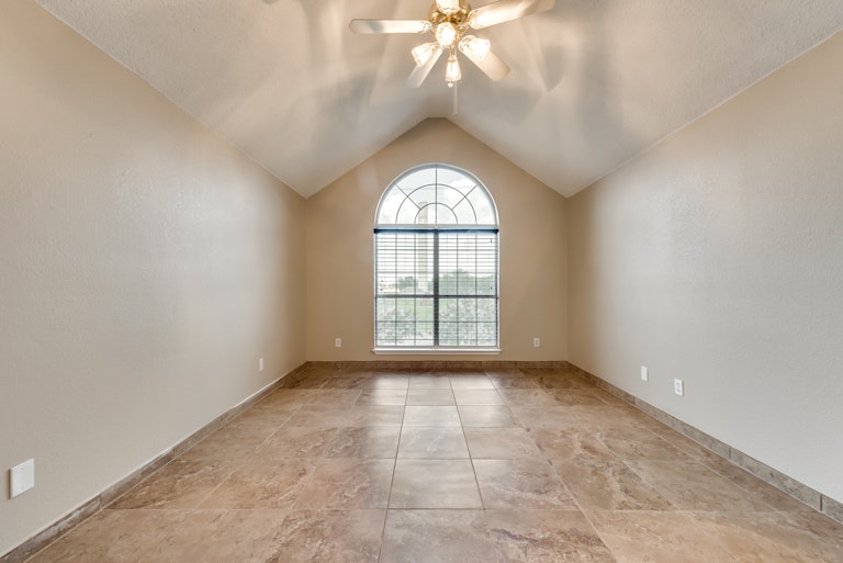 Photo 19 of 33 - 2132 Montclair Ln, Lewisville, TX 75067