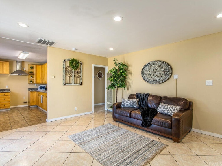 Photo 4 of 23 - 6705 Lynwood Way, Highland, CA 92346